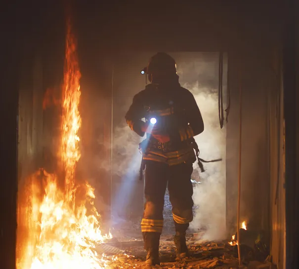 Technicien sur un réseau de protection incendie en milieu industriel